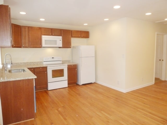 Building Photo - Renovated one bedroom cottage in downtown ...