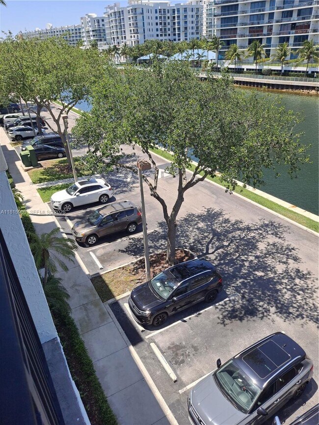 Foto del edificio - 3255 NE 184th St