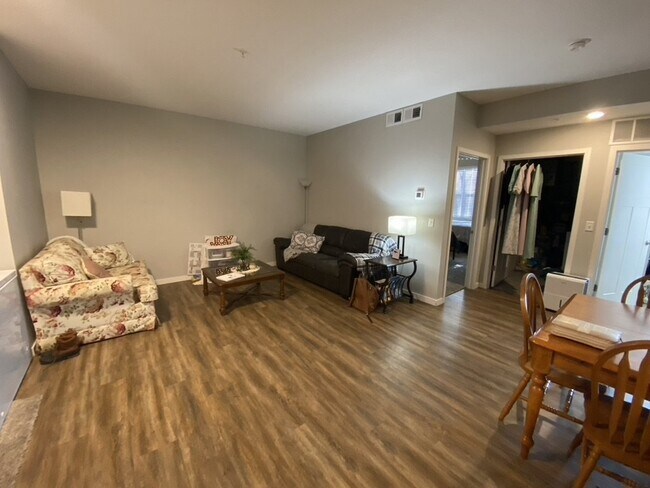 Building Photo - Great Location two-bed/two-bath off Greenw...