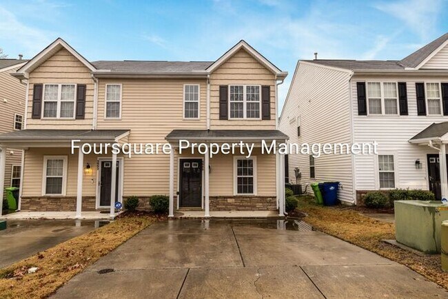 Building Photo - Bright End-Unit Townhome with Screened Porch & Community Pool – Raleigh Location