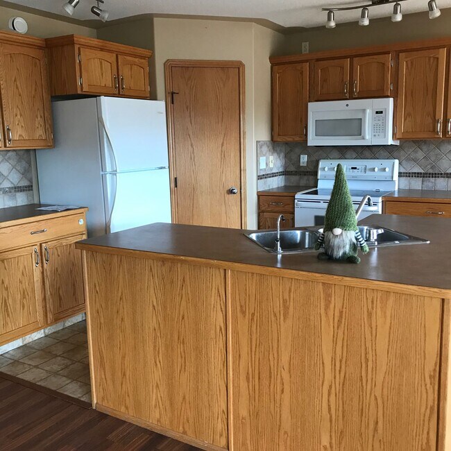 Photo du bâtiment - 4 Bed 2 Bath Unit in Red Deer, AB