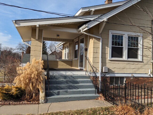 Spacious, covered front porch - 3607 Franklin Ave