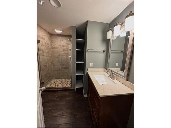 Foto del edificio - 1657 Helena Rd N