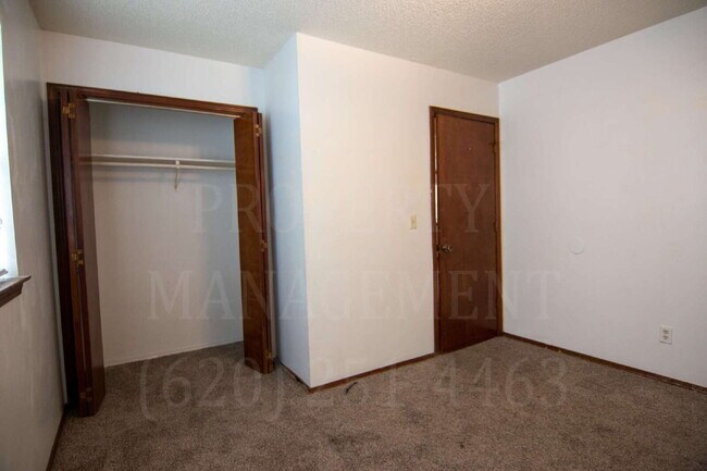 Building Photo - Charming 2-Bedroom Apartment