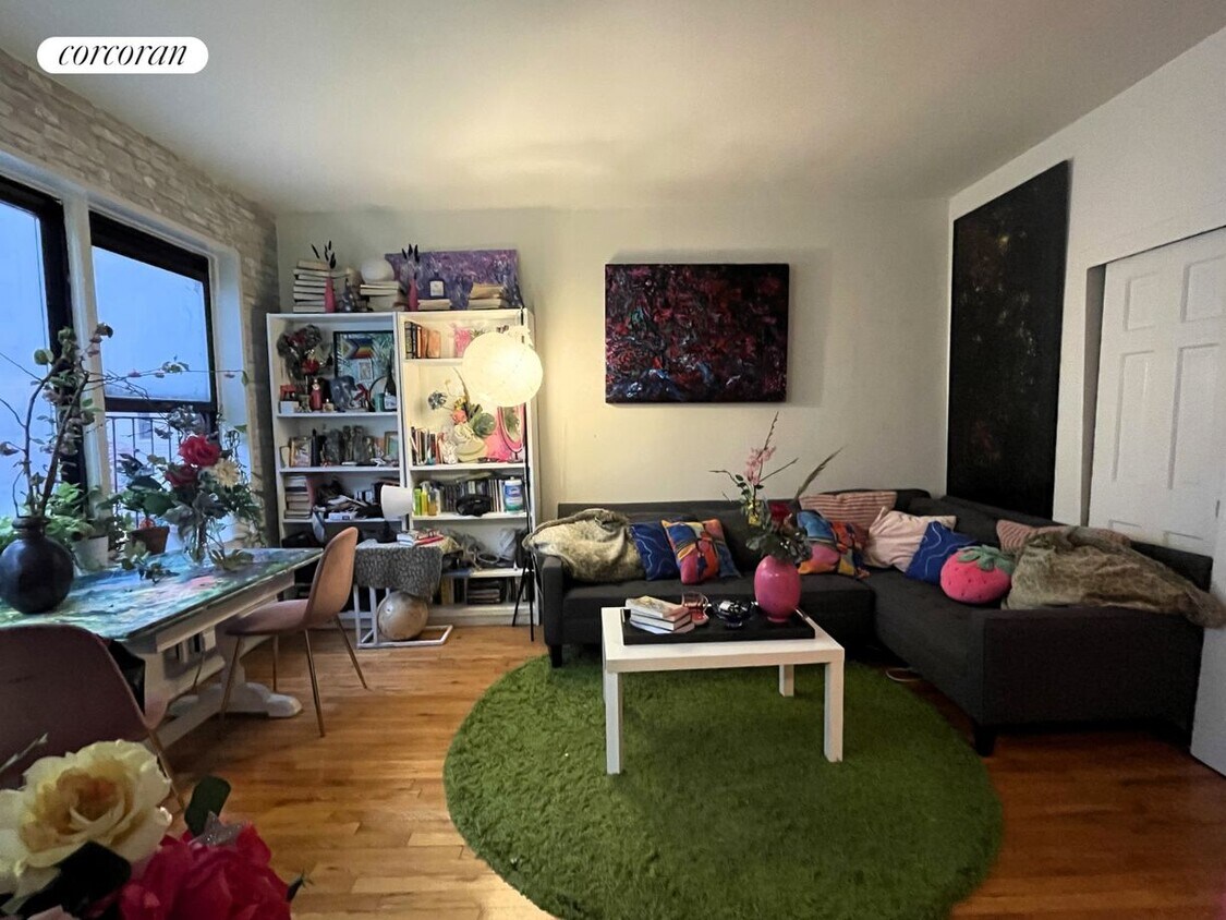 Foto principal - 261 E 71st St