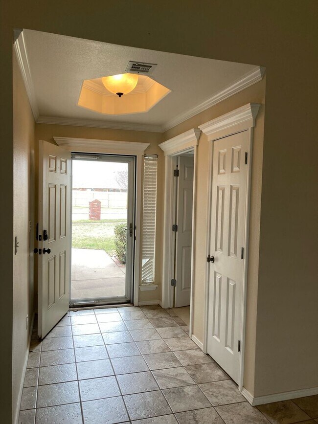 Building Photo - Beautiful 4 Bedroom Country Estates Home I...