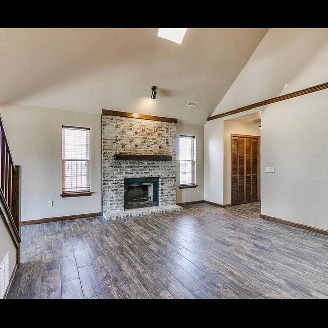 Foto del edificio - This Beautiful 2 story has all the updates, including granite, luxury vinyl plank, new cabinets ,...