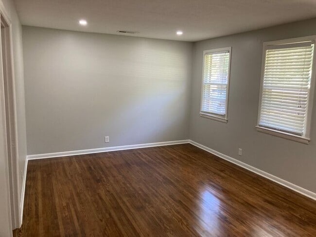 Foto del edificio - Brick Ranch House in Haywood Lane Area