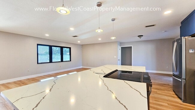 Building Photo - SPACIOUS 3 BEDROOM/2 BATH HOME WITH LARGE ...