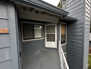 Building Photo - 2700 S White Mountain Rd