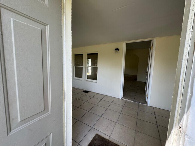 Foto del edificio - 311 N Bloxham Ave