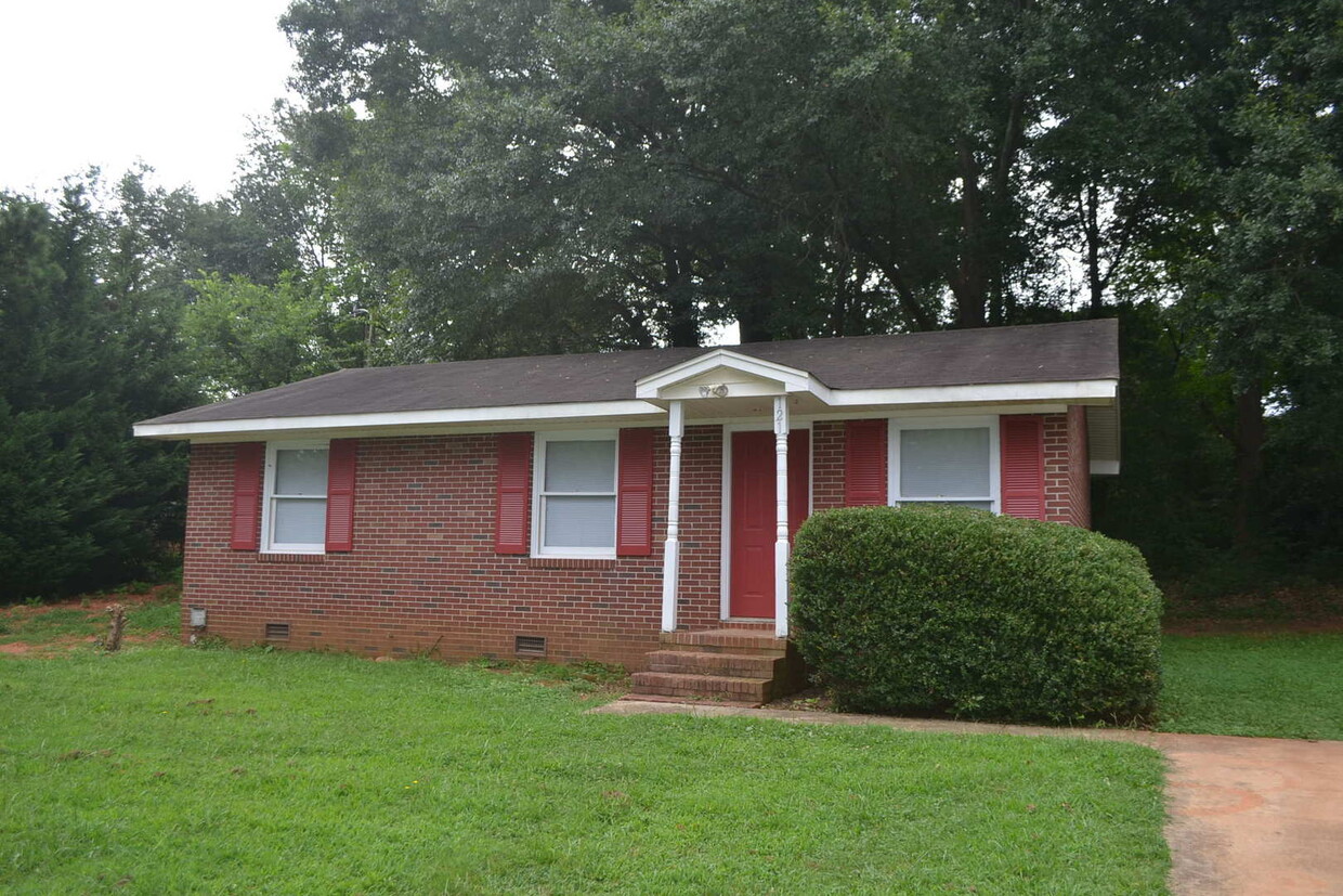 Primary Photo - 3 Bed 1 Bath Home Available 8/10/24!