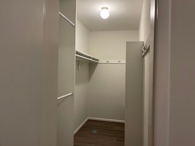 Vestidor en el dormitorio - Skyview Apartments