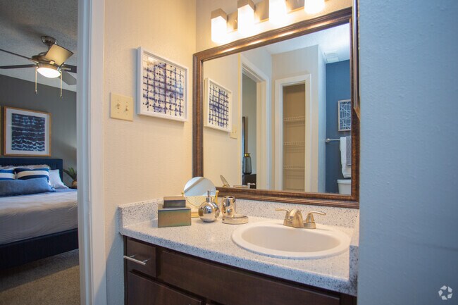 2BR, 2BA - 996SF - B2 Model - Laurel Heights at Cityview