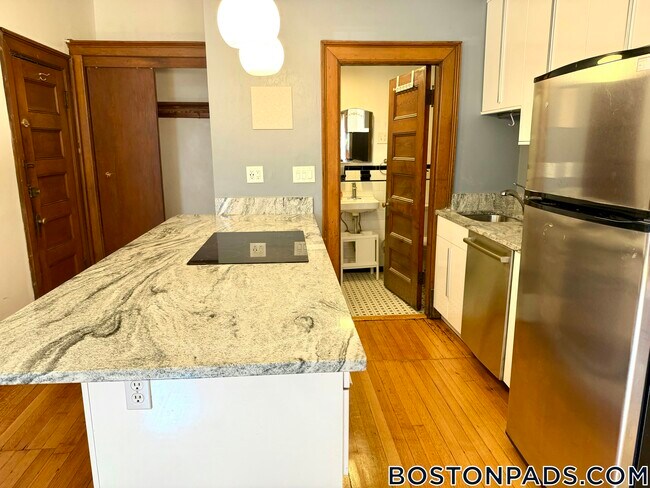 Building Photo - 849 Beacon St