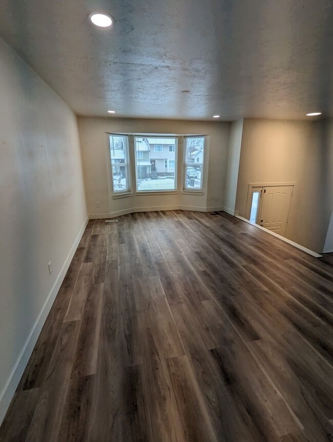 Foto del edificio - 3 Bedroom, 1 Bath Twin Home In West Jordan