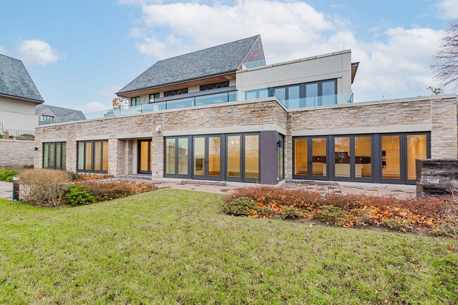 Building Photo - 10 Maple Grove Dr