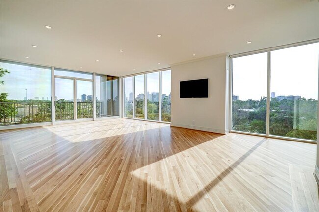 Building Photo - 121 N Post Oak Ln