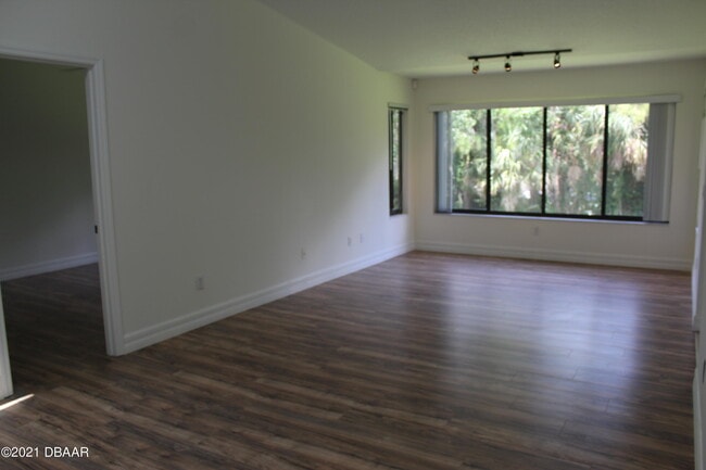 Building Photo - 129 Blue Heron Dr