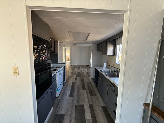 Foto del edificio - 64180 Thomas Ave