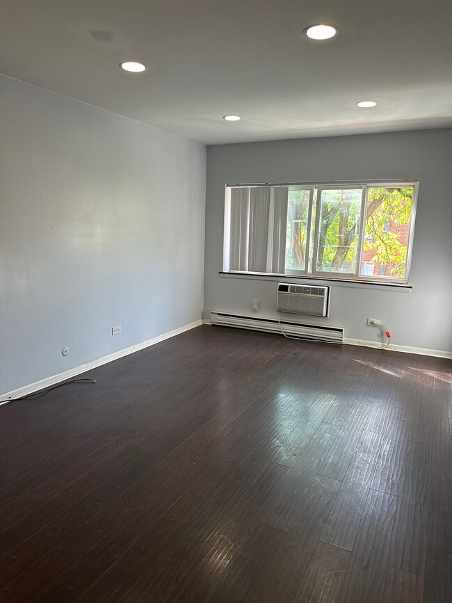 Foto del edificio - 3815 N Pine Grove Ave