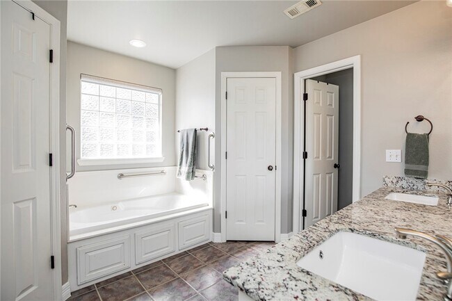 Building Photo - 5238 S 60th Pl