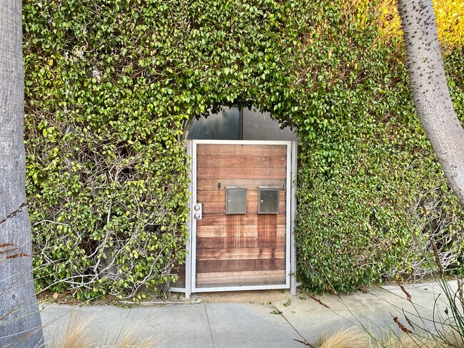 Building Photo - 2300 Oakwood Ave