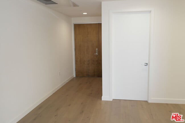 Building Photo - 105 S Mariposa Ave