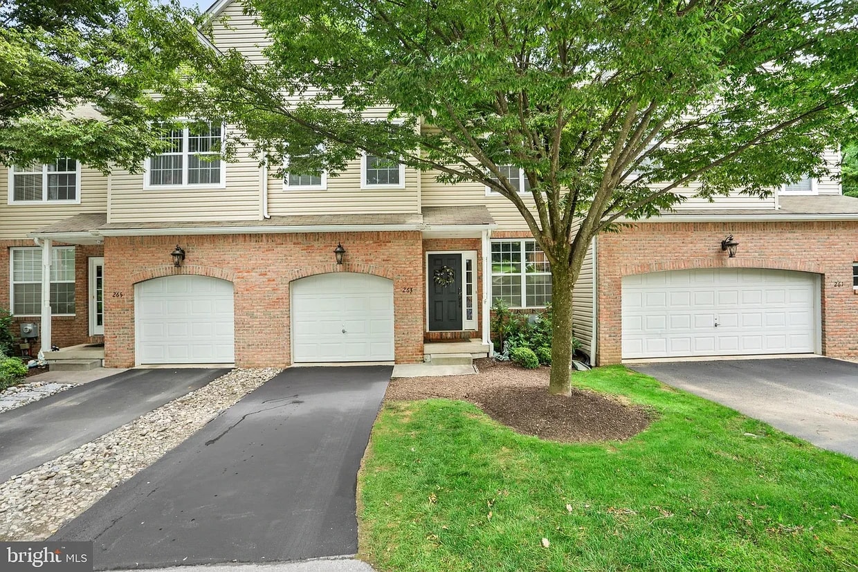 Foto principal - 263 E Hillcrest Ave