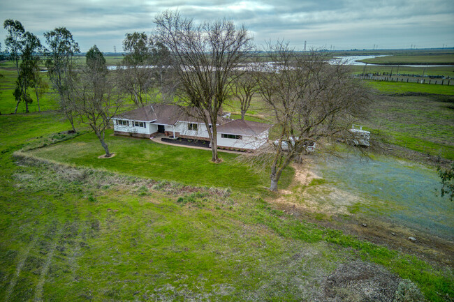 Building Photo - 10828 Davis Rd
