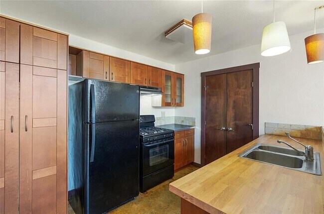 Building Photo - 658 Maple Ln