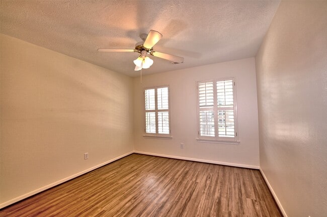 Building Photo - 15810 Hollow Rock Dr