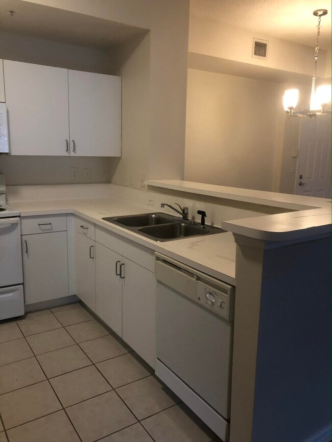 Building Photo - 630 S Sapodilla Ave