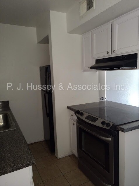 Building Photo - 1029 S Wilson St #6