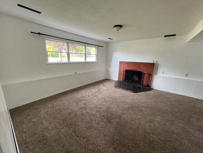 Building Photo - 25% OFF FIRST MONTHS RENT - Beautiful 4 be...