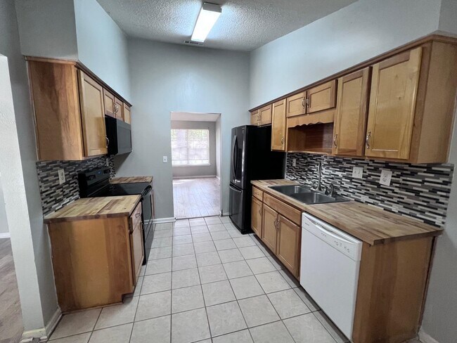 Building Photo - 6311 Thomasville Rd