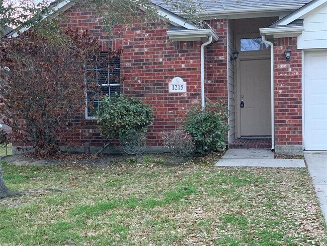 Building Photo - 1215 Colonial Manor Dr