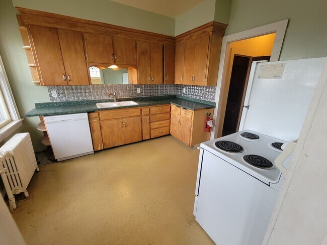 Foto del edificio - AVAILABLE JUNE 1ST -  Huge 6 Bed 2.5 Bath Home Close to campus!