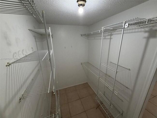 Foto del edificio - 138 S Cypress Rd