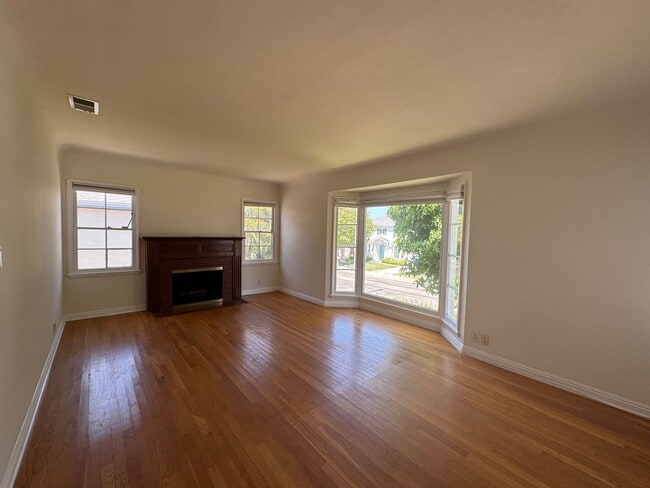Building Photo - LOVELY 4BD 1,5BA HOME W/Large Backyard