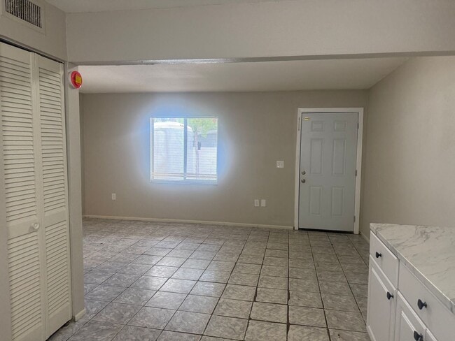 Photo - KAI9s 7plex 925 33rd Ave W Bradenton Apartment