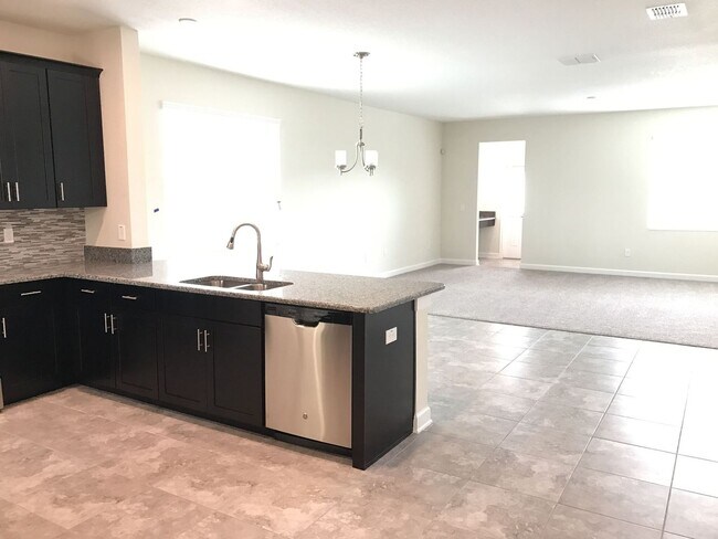 Foto del edificio - Newer 3/2.5ba Home at The Oaks in Moss Park with FREE Internet, Cable and Phone