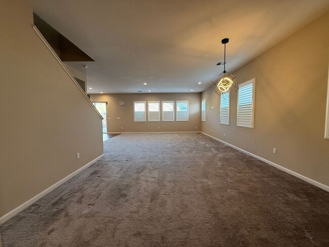 Foto del edificio - Experience refined living in this beautifully appointed 4-bedroom + den, 3-bath executive residence.