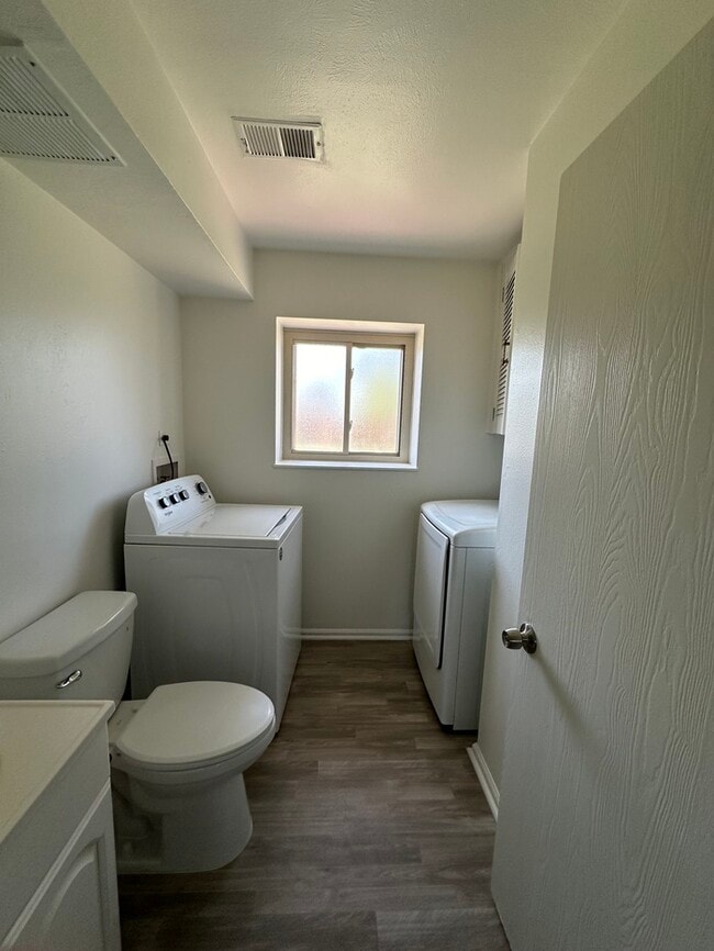 Foto del edificio - Spacious & Bright updated 3 bed 2 bath