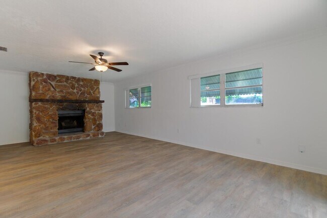 Foto del edificio - 4375 Forest Ln