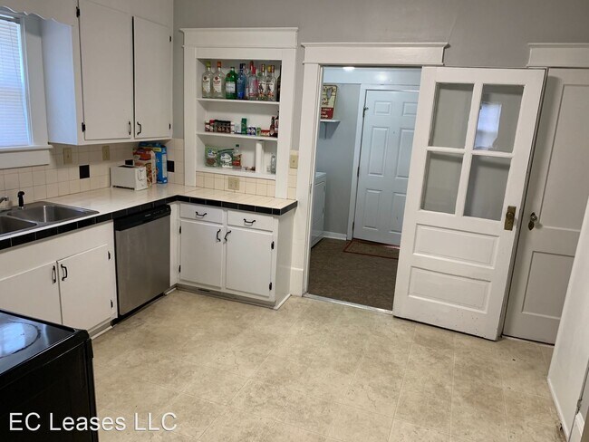Building Photo - 3 br, 1.5 bath Apartment - 1102 E. 4th St.