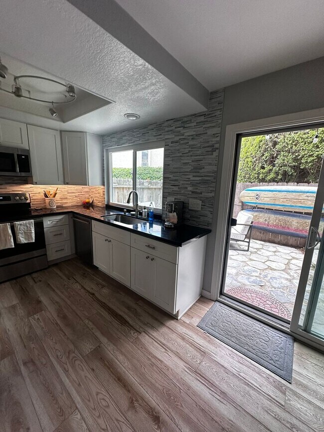 Foto del edificio - Beautiful, Charming 2-story townhome 2 bed...