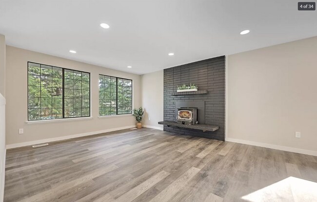 Building Photo - Spacious remodeled 4 Bedroom home availabl...