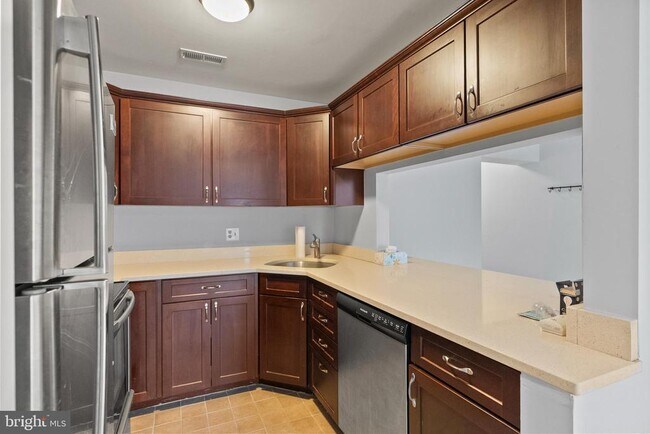 Foto del edificio - 4820B Aberdeen Dr