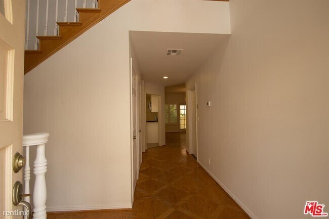 Building Photo - 5200 White Oak Ave